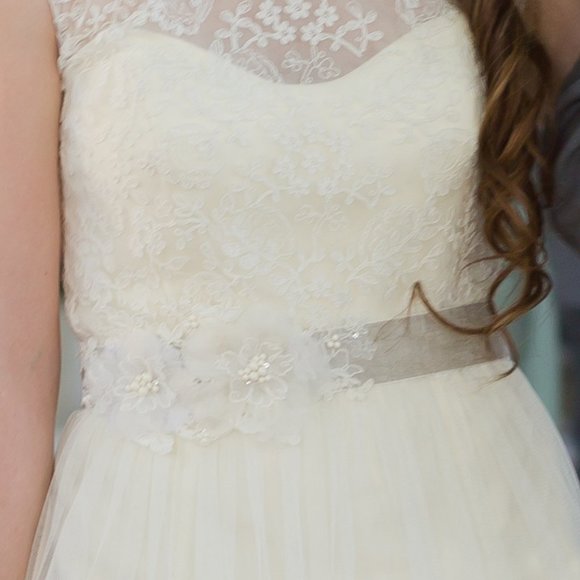 Floral Lace Belt with Gray/Tan Strap